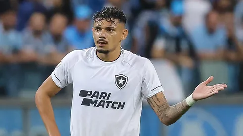 Foto: Pedro H. Tesch/AGIF - Tiquinho Soares, jogador do Botafogo, durante partida contra o Gremio no estadio Arena do Gremio pelo campeonato Brasileiro A 2023.