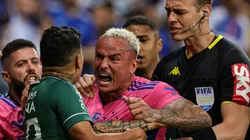 MG - Belo Horizonte - 18/10/2022 - BRASILEIRO B 2022 CRUZEIRO X GUARANI - Edu jogador do Cruzeiro discute com Giovanni Augusto jogador do Guarani por suposto chute na Bandeira do Cruzeiro durante comemoracao de gol do Guarani na partida no estadio Mineirao pelo campeonato Brasileiro B 2022. Foto: Gilson Junio/AGIF