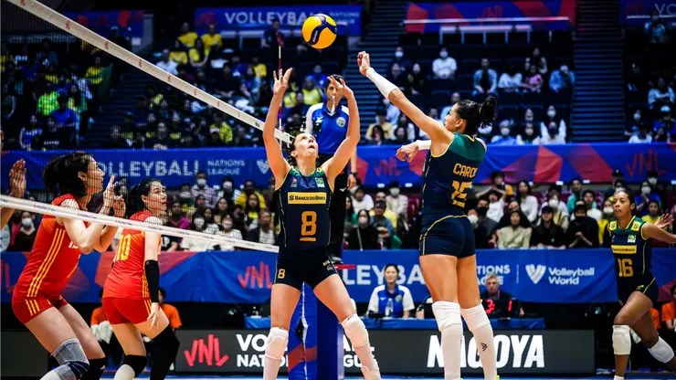 Brasil e China durante a primeira fase da VNL. Foto: FIVB