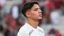 PR - CURITIBA - 24/06/2023 - BRASILEIRO A 2023, ATHLETICO-PR X CORINTHIANS - Caetano jogador do Corinthians durante execucao do hino nacional antes da partida contra o Athletico-PR no estadio Arena da Baixada pelo campeonato BRASILEIRO A 2023. Foto: Robson Mafra/AGIF