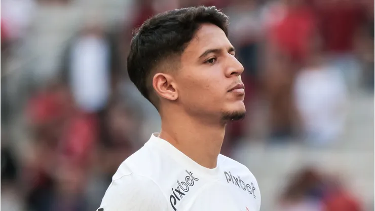 PR - CURITIBA - 24/06/2023 - BRASILEIRO A 2023, ATHLETICO-PR X CORINTHIANS - Caetano jogador do Corinthians durante execucao do hino nacional antes da partida contra o Athletico-PR no estadio Arena da Baixada pelo campeonato BRASILEIRO A 2023. Foto: Robson Mafra/AGIF