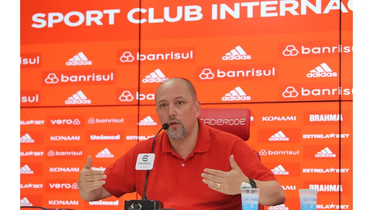 Flamengo prepara oferta para tirar meia do Internacional e Barcellos é informado