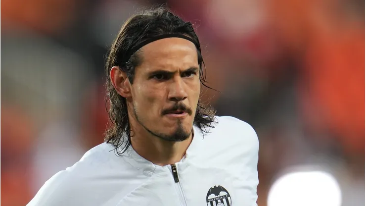 VALENCIA, SPAIN - APRIL 03: Edinson Cavani of Valencia CF warms up prior to the LaLiga Santander match between Valencia CF and Rayo Vallecano at Estadio Mestalla on April 03, 2023 in Valencia, Spain. (Photo by Aitor Alcalde/Getty Images)
