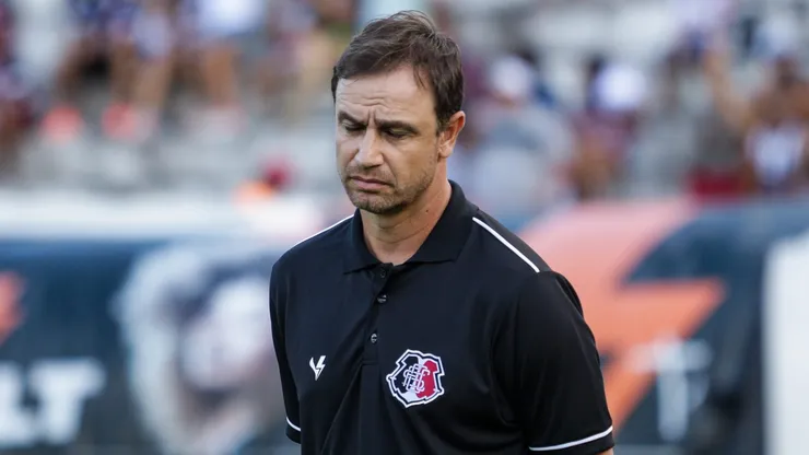 Foto: Rafael Vieira/AGIF - Felipe Conceicao, ex-técnico do Santa Cruz, durante partida contra o Sousa no estadio Arruda pelo campeonato Brasileiro D 2023.