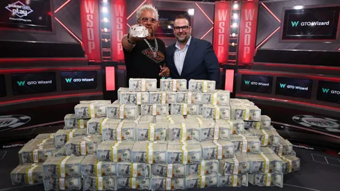 Guy Fieri revela bracelete da WSOP 2023 (Foto: Denise Truscello/Caesars Entertainm)