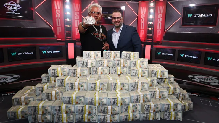 Guy Fieri revela bracelete da WSOP 2023 (Foto: Denise Truscello/Caesars Entertainm)