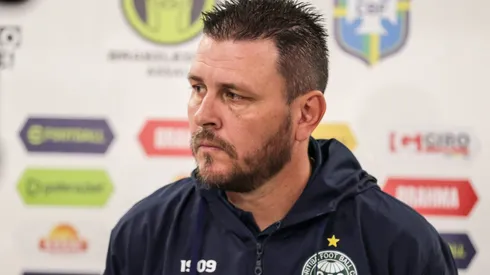 Foto: Robson Mafra/AGIF - Thiago Kosloski, tecnico do Coritiba, durante entrevista antes da partida contra o America-MG no estadio Couto Pereira pelo campeonato Brasileiro A 2023.