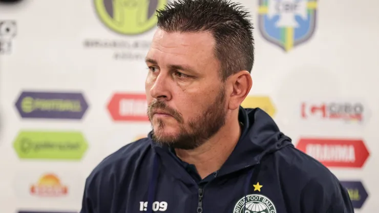 Foto: Robson Mafra/AGIF - Thiago Kosloski, tecnico do Coritiba, durante entrevista antes da partida contra o America-MG no estadio Couto Pereira pelo campeonato Brasileiro A 2023.
