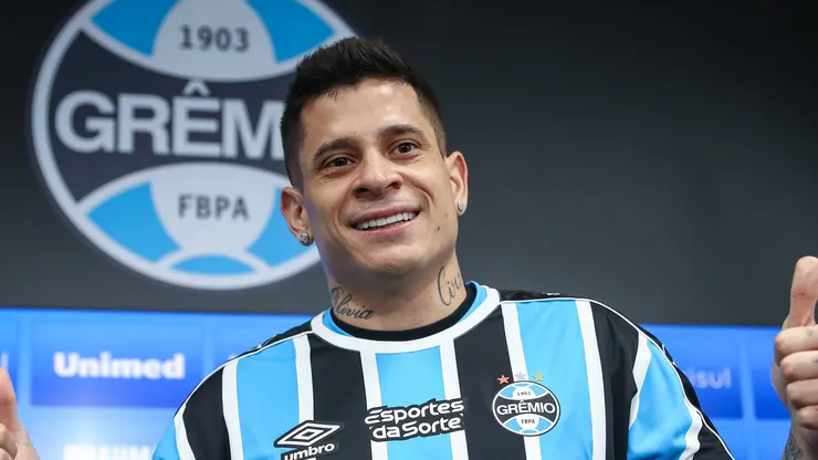 FOTO: Divulgação Flickr Grêmio - LUCAS UEBEL/GREMIO FBPA - Iturbe chega agitando a torcida do Grêmio