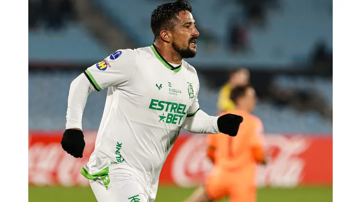 Foto: FocoUy/AGIF- Aloísio jogador do América-MG