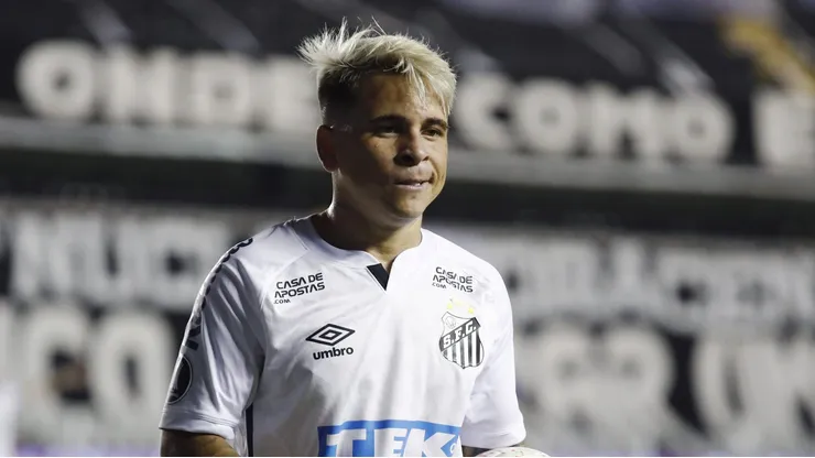 SANTOS, BRAZIL - JANUARY 13: Yeferson Soteldo of Santos reacts with the ball during a semifinal second leg match between Santos and Boca Juniors as part of Copa CONMEBOL Libertadores 2020 at Urbano Caldeira Stadium (Vila Belmiro) on January 13, 2021 in Santos, Brazil. (Photo by Sebastiao Moreira-Pool/Getty Images)