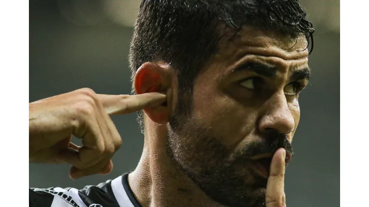 Foto: Fernando Moreno/AGIF - Diego Costa defendeu o Atlético-MG anteriormente no Brasil, mas pode reforçar Grêmio de Renato no 2º semestre
