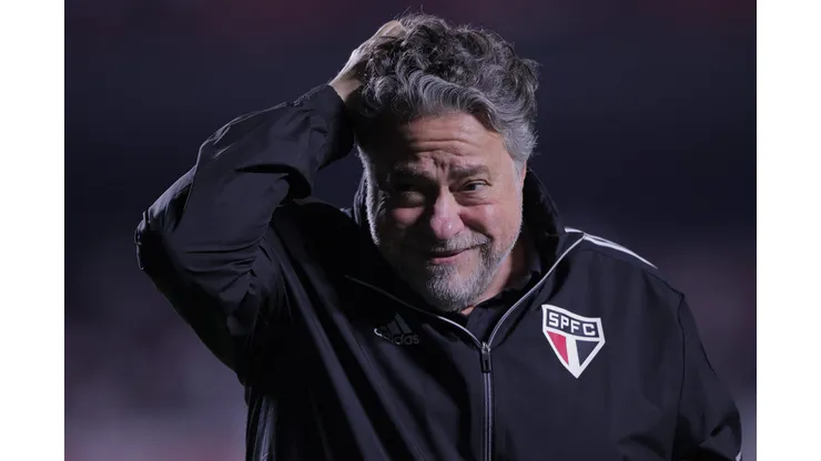 Casares marca reunião para definir futuro de zagueiro do São paulo e Dorival é informado
