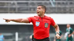 SP - SANTOS - 09/07/2023 - BRASILEIRO A 2023, SANTOS X GOIAS - O arbitro Bruno Arleu de Araujo correndo em direcao a cabine do VAR para fazer checagem de lance de penalti a favor do Santos, durante partida entre Santos e Goias no estadio Vila Belmiro pelo campeonato Brasileiro A 2023. Foto: Fernanda Luz/AGIF