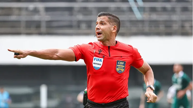 SP - SANTOS - 09/07/2023 - BRASILEIRO A 2023, SANTOS X GOIAS - O arbitro Bruno Arleu de Araujo correndo em direcao a cabine do VAR para fazer checagem de lance de penalti a favor do Santos, durante partida entre Santos e Goias no estadio Vila Belmiro pelo campeonato Brasileiro A 2023. Foto: Fernanda Luz/AGIF