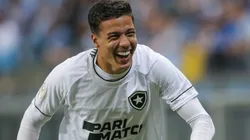 Carlos Alberto jogador do Botafogo comemora seu gol durante partida contra o Grêmio (Foto: Pedro H. Tesch/AGIF)