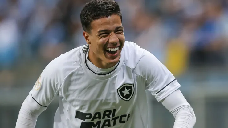 Carlos Alberto jogador do Botafogo comemora seu gol durante partida contra o Grêmio (Foto: Pedro H. Tesch/AGIF)