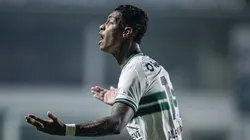 Foto: Heber Gomes/AGIF - Alef Manga, jogador do Coritiba comemora seu gol durante partida contra o Goias no estadio Serrinha pelo campeonato Brasileiro A 2023.