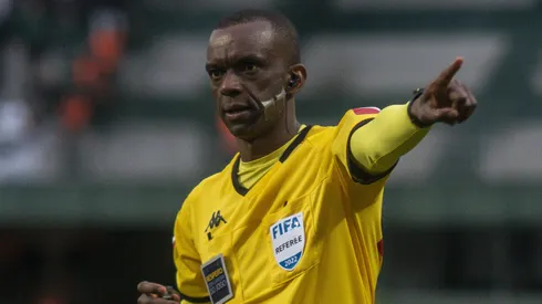 PR - Curitiba - 19/06/2022 - BRASILEIRO A 2022, CORITIBA X ATHLETICO-PR - O arbitro Luiz Flavio de Oliveira durante partida entre Coritiba e Athletico-PR no estadio Couto Pereira pelo campeonato Brasileiro A 2022. Foto: Gabriel Machado/AGIF