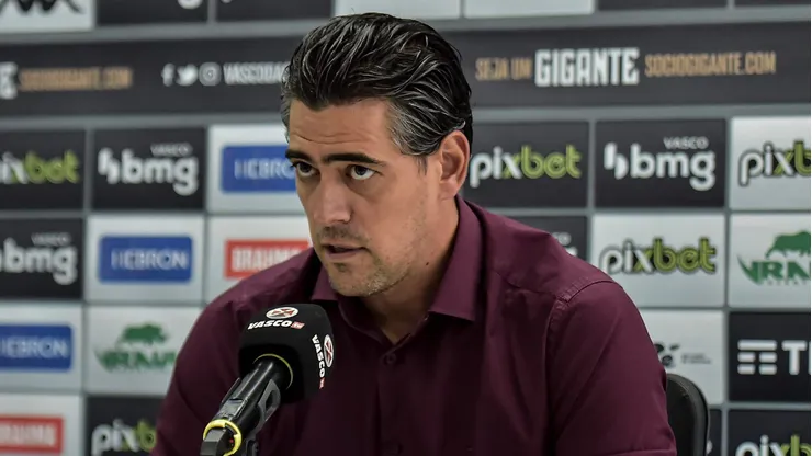 RJ - RIO DE JANEIRO - 05/04/2023 - VASCO, APRESENTACAO RWAN CRUZ - O dirigente Paulo Bracks fala aos jornalistas durante apresentacao oficial de [TAG2] como jogador do Vasco em coletiva de imprensa realizada no CT Moacyr Barbosa. Foto: Thiago Ribeiro/AGIF