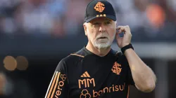 Marcello Zambrana/AGIF - Torcida está soltando os cachorros em Mano Menezes após derrota