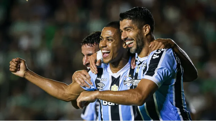 Foto: Maxi Franzoi/AGIF - Bruno Alves, jogador do Gremio, comemora seu gol com jogadores do seu time durante partida contra o Juventude no estadio Alfredo Jaconi pelo campeonato Gaucho 2023.