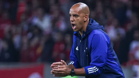 Pepa, técnico do Cruzeiro, durante partida contra o Internacional no Beira-Rio pelo Brasileirão 2023. Foto: Maxi Franzoi/AGIF