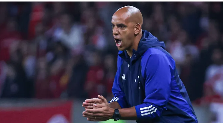 Pepa, técnico do Cruzeiro, durante partida contra o Internacional no Beira-Rio pelo Brasileirão 2023. Foto: Maxi Franzoi/AGIF