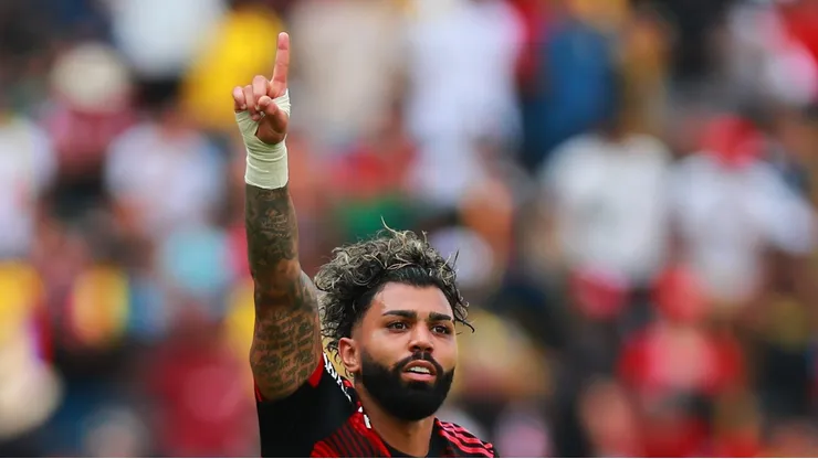 GUAYAQUIL, ECUADOR - OCTOBER 29: Gabriel Barbosa of Flamengo celebrates after scoring the first goal of his team during the final of Copa CONMEBOL Libertadores 2022 between Flamengo and Athletico Paranaense at Estadio Monumental Isidro Romero Carbo on October 29, 2022 in Guayaquil, Ecuador. (Photo by Buda Mendes/Getty Images)