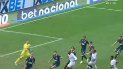 Foto: Reprodução/Premiere - Lance em Santos x Goiás, no fim do jogo, causou polêmica nas redes sociais