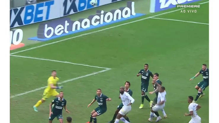Foto: Reprodução/Premiere - Lance em Santos x Goiás, no fim do jogo, causou polêmica nas redes sociais