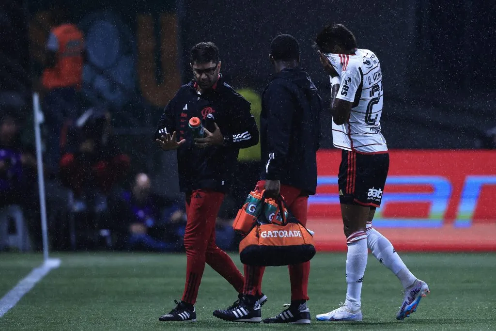 Foto: Ettore Chiereguini/AGIF – Bruno Henrique deixa gramado do Allianz Parque com fortes dores no joelho