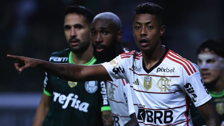 Bruno Henrique foi atingido por Luan (ao fundo) sem querer e preocupa comissão técnica do Flamengo