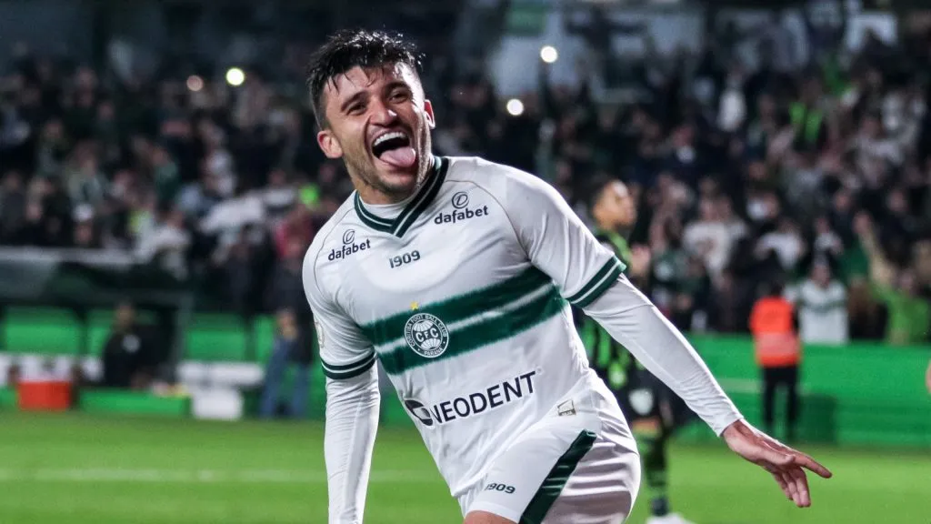 Victor Luís rescindiu com o Coritiba e é esperado nesta 6ª para assinar com Vasco – Foto: Robson Mafra/AGIF