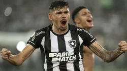 Foto: Jorge Rodrigues/AGIF - Tiquinho Soares, jogador do Botafogo, comemora vitoria com Luis Henrique, jogador da sua equipe, apos a partida contra o Vasco no estadio Engenhao pelo campeonato Brasileiro A 2023.