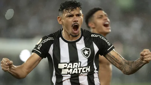 Foto: Jorge Rodrigues/AGIF - Tiquinho Soares, jogador do Botafogo, comemora vitoria com Luis Henrique, jogador da sua equipe, apos a partida contra o Vasco no estadio Engenhao pelo campeonato Brasileiro A 2023.