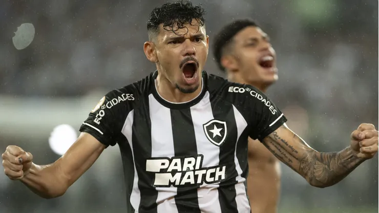 Foto: Jorge Rodrigues/AGIF - Tiquinho Soares, jogador do Botafogo, comemora vitoria com Luis Henrique, jogador da sua equipe, apos a partida contra o Vasco no estadio Engenhao pelo campeonato Brasileiro A 2023.