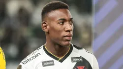 PR - CURITIBA - 11/05/2023 - BRASILEIRO A 2023, CORITIBA X VASCO - Leo jogador do Vasco durante execucao do hino nacional antes da partida contra o Coritiba no estadio Couto Pereira pelo campeonato BRASILEIRO A 2023. Foto: Robson Mafra/AGIF