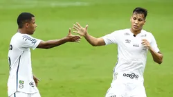 RS - Porto Alegre - 03/02/2021 - BRASILEIRO A 2020, GREMIO X SANTOS - Arthur Gomes jogador do Santos comemora seu gol com Kaio Jorge jogador da sua equipe durante partida contra o Gremio no estadio Arena do Gremio pelo campeonato Brasileiro A 2020. Foto: Pedro H. Tesch/AGIF