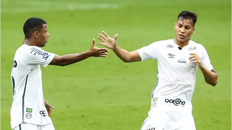 RS - Porto Alegre - 03/02/2021 - BRASILEIRO A 2020, GREMIO X SANTOS - Arthur Gomes jogador do Santos comemora seu gol com Kaio Jorge jogador da sua equipe durante partida contra o Gremio no estadio Arena do Gremio pelo campeonato Brasileiro A 2020. Foto: Pedro H. Tesch/AGIF