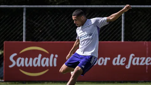 Neris, zagueiro do Cruzeiro em treinamento na Toca da Raposa. Foto: Reprodução Flickr Cruzeiro/Gustavo Aleixo