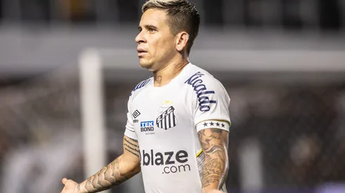 SP - SANTOS - 21/06/2023 - BRASILEIRO A 2023, SANTOS X CORINTHIANS - Soteldo jogador do Santos reclama com a arbitragem durante partida contra o Corinthians no estadio Vila Belmiro pelo campeonato BRASILEIRO A 2023. Foto: Abner Dourado/AGIF