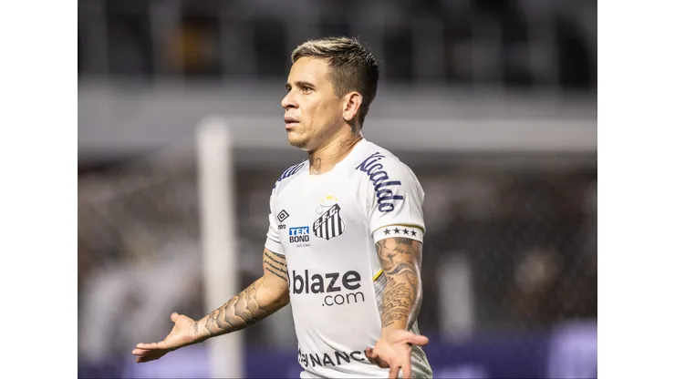 SP - SANTOS - 21/06/2023 - BRASILEIRO A 2023, SANTOS X CORINTHIANS - Soteldo jogador do Santos reclama com a arbitragem durante partida contra o Corinthians no estadio Vila Belmiro pelo campeonato BRASILEIRO A 2023. Foto: Abner Dourado/AGIF