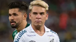MT - Cuiaba - 28/08/2022 - BRASILEIRO A 2022, CUIABA X SANTOS - Alesson jogador do Cuiaba disputa lance com Soteldo jogador do Santos durante partida no estadio Arena Pantanal pelo campeonato Brasileiro A 2022. Foto: Gil Gomes/AGIF