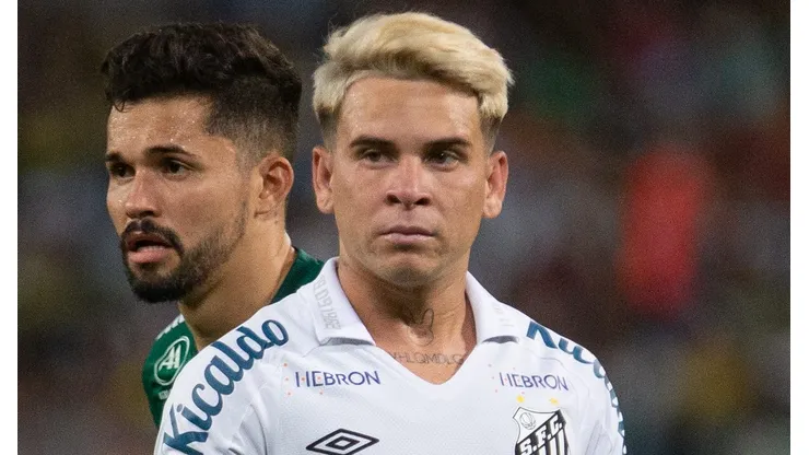 MT - Cuiaba - 28/08/2022 - BRASILEIRO A 2022, CUIABA X SANTOS - Alesson jogador do Cuiaba disputa lance com Soteldo jogador do Santos durante partida no estadio Arena Pantanal pelo campeonato Brasileiro A 2022. Foto: Gil Gomes/AGIF