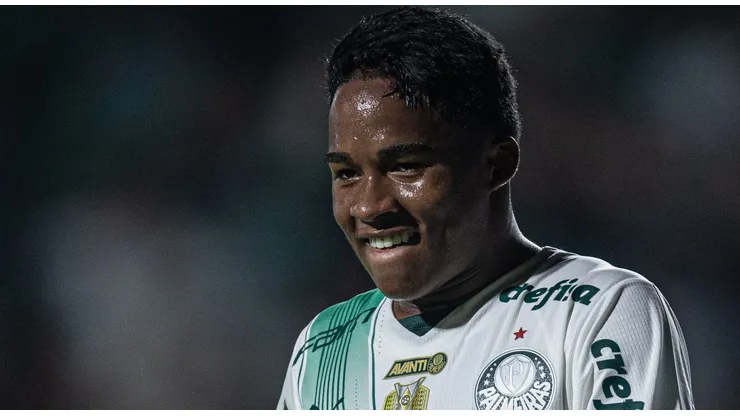 Endrick, jogador do Palmeiras, comemora seu gol durante partida contra o Goiás na Serrinha pelo Brasileirão 2023. Foto: Heber Gomes/AGIF