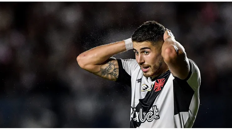 Pedro Raúl, jogador do Vasco, durante partida contra o Santos em São Januário pelo Brasileirão 2023. Foto: Thiago Ribeiro/AGIF