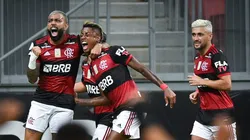 DF - Brasilia - 21/01/2021 - BRASILEIRO A 2020, FLAMENGO X PALMEIRAS - Gabi jogador do Flamengo comemora com seus companheiros Bruno Henrique e Arrascaeta o gol contra de Luan do Palemiras durante partida contra o Palmeiras no estadio Mane Garrincha pelo campeonato Brasileiro A 2020. Foto: Andre Borges/AGIF