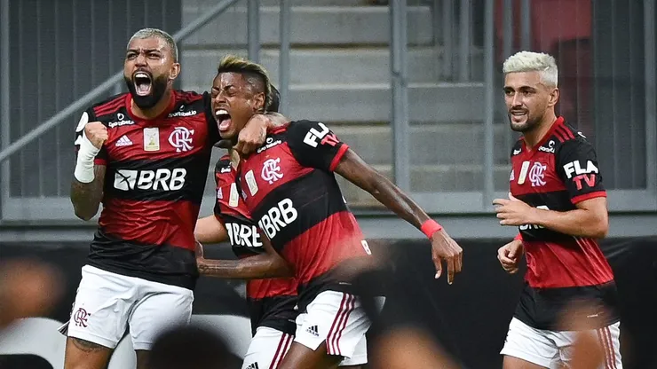 DF - Brasilia - 21/01/2021 - BRASILEIRO A 2020, FLAMENGO X PALMEIRAS - Gabi jogador do Flamengo comemora com seus companheiros Bruno Henrique e Arrascaeta o gol contra de Luan do Palemiras durante partida contra o Palmeiras no estadio Mane Garrincha pelo campeonato Brasileiro A 2020. Foto: Andre Borges/AGIF