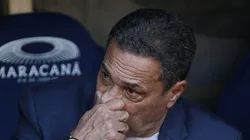 SANTOS, BRAZIL - JUNE 21: Vanderlei Luxemburgo, head coach of Corinthians looks on during the match between Santos and Corinthians as part of Brasileirao Series A 2023 at Vila Belmiro Stadium on June 21, 2023 in Santos, Brazil. (Photo by Ricardo Moreira/Getty Images)